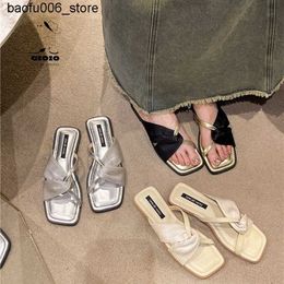 Slippers French seaside sandals and slippers womens new outerwear Versatile fashion niche fairy style cross open toe sandals direct shipping Q240318