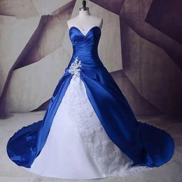 Cappella reale Abiti da sposa in raso bianco e blu Sweetheart increspato Corsetto con lacci Plus Size Abiti da sposa lunghi Applicazioni in pizzo Abito da ballo con perline Robe De Mariee