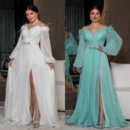 Plus Size Arabia Saudita A Line Abiti da ballo con spalle scoperte Abito lungo con pieghe per donna Chiffon con spacco laterale Boho Abiti da sposa su misura