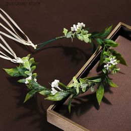 Tiaras Itacazzo Bridal Headwear Flower Decorated Hair Hoop Suitable for Womens Birthday Party Photography Props Y240319