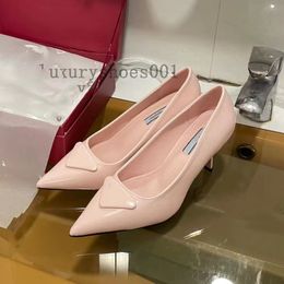 Scarpe eleganti Marchi di lusso 2023 Sandalo firmato Tacchi alti Tacco basso Décolleté con cinturino in pelle spazzolata nera Pelli verniciate bianche nere 35-40 3.7 12