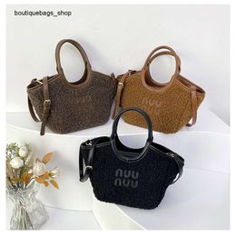 Cross-border Wholesale Fashion Brand Handbags This Popular for Womens Maillard Plush New Autumn/winter Fur Tote Bags