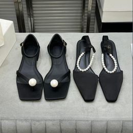 Designer Women Sandals Luxury Lace Up Up Clip Teli piatti Sandali perle Summer Spealta Casualmente pantofole Casual Dimensioni 35-39