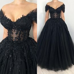 Glamouröse eine Linie gotische Schulter -Hochzeitskleider Brautkleider Perlen Applikationen Schnüren Rücken Land Schwarze Robe Mariage