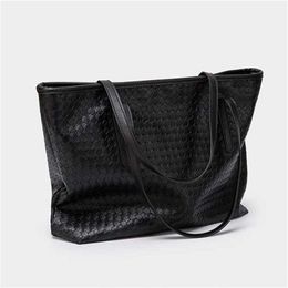 Chic Shoulder Bags Womens Trendy Large Capacity Designer Handbags Tote Shopping Weaving Commuter One Underarm Shoppin Bag 240311