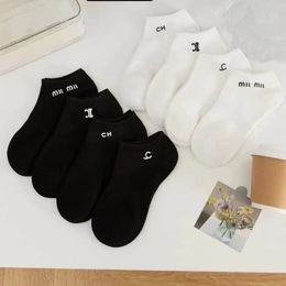 Multistyle Letter Suckle Socken Frauen Mädchen Baumwolle atmungsaktive kurze Socke für den Frühjahrs Sommer Herbst