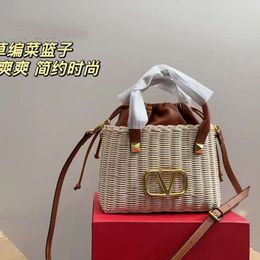 Shop design handbag wholesale retail 2024 New Woven Lantern Simple and Fashionable Everyday Magical Handheld Riveted Womens Bag