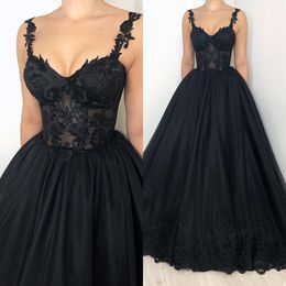 Efektowny linijka gotycka sukienki ślubne spaghetti sukienki ślubne koronkowe aplikacje zamiatają pociąg czarny szata Mariage
