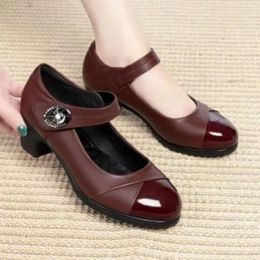 Sandals British Style Women's Leather Shoes 2024 Summer Basic Pumps Comfortable Non-slip Mothers Round Toe Mid-heel