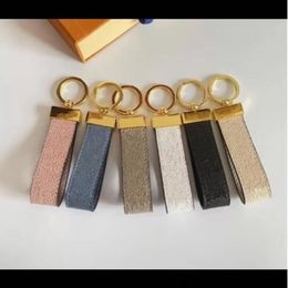 Leather Keychain rand Designer Mens Luxury Car Keyring Womens Buckle Keychains Handmade Keyring Zinc Alloy Letter Unisex Lanyard Bag ornament pendant Accessoires