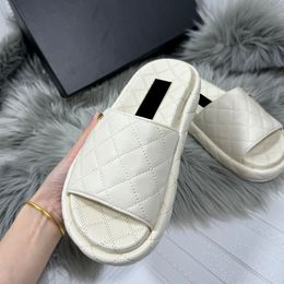 Womens Slippes Designer Platform Heels Sandals Slip On Quilted Texture Hardware Matelasse Slies Outdoor Beach Shoe Leisure Shoe Mules Girls Summer Casual Shoe