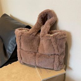 Totes Fashion Large Tote Luxury Faux Fur Handbags Designer Quilted Women Shoulder Bag Soft Plush Winter Shopping Purse 2024