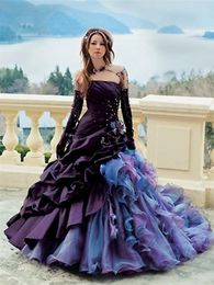 ビクトリア朝の結婚式のヴィンテージコルセットドレスが破裂したフリルティアレングロングラインカントリーブライダルガウンストラップレスノースリーブの花嫁ウェア2024