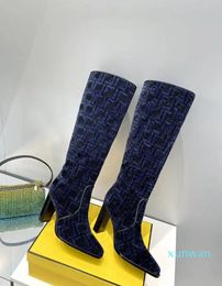 Hochhackige Chenile-Stiefel. Baguette-Stiefel mit eckiger Spitze und blauem und schwarzem Jacquard-Motiv. Absatzhöhe 110 mm. Damenmode