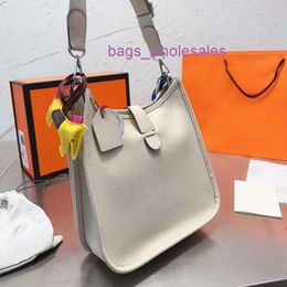 Designer handbag stores sell them cheaply online New leather Bag fashion Personalised Shoulder hollow bucket bag female