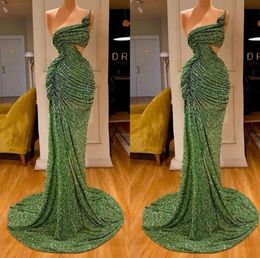 2020 Green Mermaid Prom Dresses Lace Glitter Beads One Shoulder High Side Split Evening Dress Tiered Skirts Ruffles Sexy Robe de s8139607