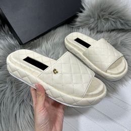 Womens Slip On Slippers Platform Heels Sandals Designer Quilted Texture Hardware Matelasse Slies Outdoor Beach Shoe Leisure Shoe Mules Girls Soft Casual Shoe