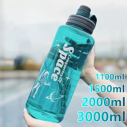 1000ML3000ML Superlarge Outdoor Capacity Water Bottle with Straw Sports Space Cup Portable Air Shaker 240314
