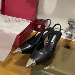 Elbise Ayakkabı Lüks Markalar 2023 Tasarımcı Sandal Yüksek Topuklu Düşük Topuk Siyah Fırçalı Deri Slingback Pompalar Siyah Beyaz Patent Derileri 35-40 3.7 07