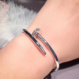 Original 1to1 Cartres Bracelet Light Luxury Style Classic Nail Womens Korean Version Temperament 18k gold Colourless for Best Friends 00WR EMKH