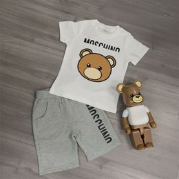 Bambini Ragazze Ragazzi Stampa Cartoon set di lettere dell'orso Moda Estate cotone due pezzi abiti carini magliette casual allentate con pantaloncini pantaloni bambini ragazza ragazzo abiti firmati