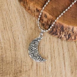 Pendant Necklaces Moon Necklace For Women Statement Retro Personalised Exaggerated Hanging Metal Choker Ladies Chain Jewellery Accessories