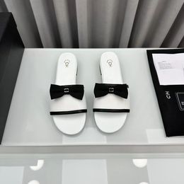 2024 Designer Paris Explosive Women's Sandals Summer Beach Luxury Street Casual Flat Show Women's Bow Due C Lettere Slifors