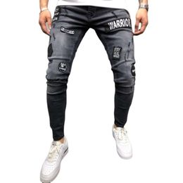 Nuovi jeans attillati con adesivo emblema buco nero Pantaloni da uomo in denim con piedi piccoli