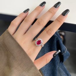 Cluster Rings Karachis S925 Sterling Silver Ring For Women With Light Luxury Simulation Ruby High Carbon Diamond Inlay Fashion Jewelry