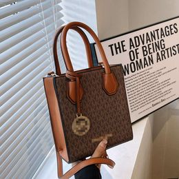 Ручная женская вертикальная маленькая квадратная сумка, большая вместимость, винтажные товары через плечо на одно плечо 2024 года, модная и модная сумка, скидка 78% в магазине оптом