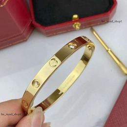 2024 Luxury Classic Thick Gold Bracelet Designer Bracelet with Diamond Women's Top Notch V-shaped Gold 18K Silver Bracelet Open Wedding J 742