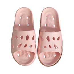 Slippers Slippers Men Batroom ome ollow Out Slipper Non-Slip Water Leaky Summer Beac Flip Flops Comfortable Eva Soft Slides H240326FKPO