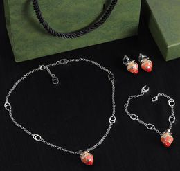 Elegante designer Strawberry Necklace Necklace Brand Charm Fruit Bracciale Orecchini Sier Orecchini per le donne Girl Valentine's Day Gift