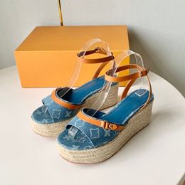 Sandali con tacco e zeppa da donna Sandali con tacco in paglia di design Scivoli per le vacanze Sabot in denim Scarpe da spiaggia all'aperto Pantofole da ragazza Fibbia alla caviglia regolabile Scarpa casual