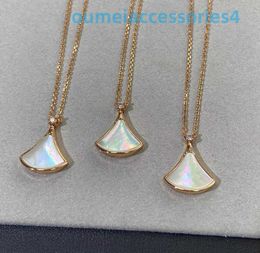 Designer Luxury Brand Jewellery Pendant Necklaces v Gold Small Skirt Necklace Qixi White Fritillary Red Chalcedony Fan 18k Female