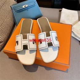 Leather Sandals Oran Womens Slippers HB Korean Version of 2024 Summer New Genuine Leather Bottomed Sandals for Womens Simple Travel and Vacatio have logo SWDC
