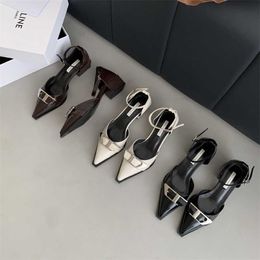 Novo verão de metal sandália de salto grosso sandálias elegantes cinta saco feminino único sapatos apontou pequena sandália de couro 240228