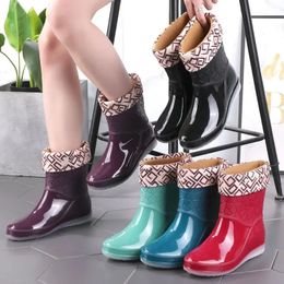 Rain Shoes Womens Padded Warm Water Shoes Rain Boots in Short Tube Rubber Shoes Non-slip Winter Thickening Wear Protective Feet 240309