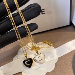 Ciondolo con lettera di marca a forma di cuore progettato per le donne Collana lunga placcata in oro Collana di gioielli firmati Accessori squisiti Regali per coppie senza scatola