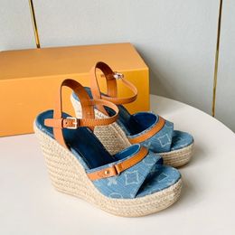 Sandali con tacco e zeppa da donna Sandali con tacco in paglia di design Scivoli per le vacanze Sabot in denim Scarpe da spiaggia all'aperto Pantofole da ragazza Fibbia alla caviglia regolabile Scarpa casual