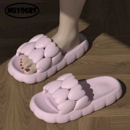 Slippers New Fashion Heart Shape Women 2024 Summer Platform Soft Slides Hollow Out Cute Sandals Bathroom Non-Slip Shoes H240325