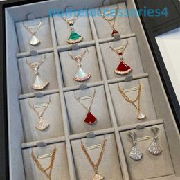 Designer Luxury Brand Jewellery Pendant Necklaces Small Skirt White Mother Shell Necklace Fan Shaped v Red Jade Marrow Collar Chain k Gold Texture