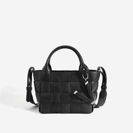 Sell Shoulder Bags High Grade Designer Handbags Woven Texture Tote Basket Bag One Shoulder Crossbody Handbag Female 240311