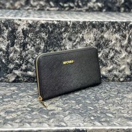 The designer black long wallet with zipper is unisexual fashion luxury card holder Easy to carry at any time