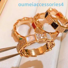 2024 Designer Luxury Brand Jewelry Band Rings Bone Womens 18k Gold Plating White Fritillaria Red Jade Marrow Snake Ring Light New Color Preservation