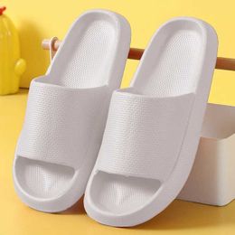 Slippers Cute Bear Summer Women Men Beach Sandals Non-Slip Bathroom Shower Soft Slides Unisex Thick Platform01ZDAN H240322