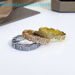 2024 Jewelry Designer Brand Band Rings v Gold Plated Mi Jinbao Snake Bone with Light Glossy Face Stars of Diamonds Shell and Fritillaria Mother Matching Ring