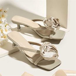 Nuove donne sandali estive infradito di punta con tacchi alti sottili floreali per sandali femminili eleganti 240228