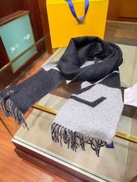 Sciarpa di design in puro cashmere moda donna inverno nuova versatile sciarpa calda a doppia carnagione con grande motivo a V e sciarpa lunga e spessa di design