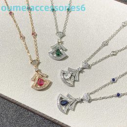 2024 Jewellery Designer Brand Necklaces V-gold Treasure Small Skirt Pendant Fan Shaped Necklace Green Red Jumping Heart Collar Fashion